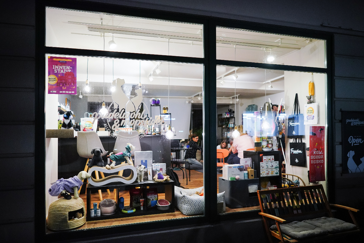 Pudelwohl & Mopsfidel – alles Gute rund ums Tier. Das Fachgeschäft für Hunde & Katzen in Weimar / Thüringen. Kurse für Hundebesitzer aus Weimar, Jena und Erfurt (Erste Hilfe, Hundemassage etc.)