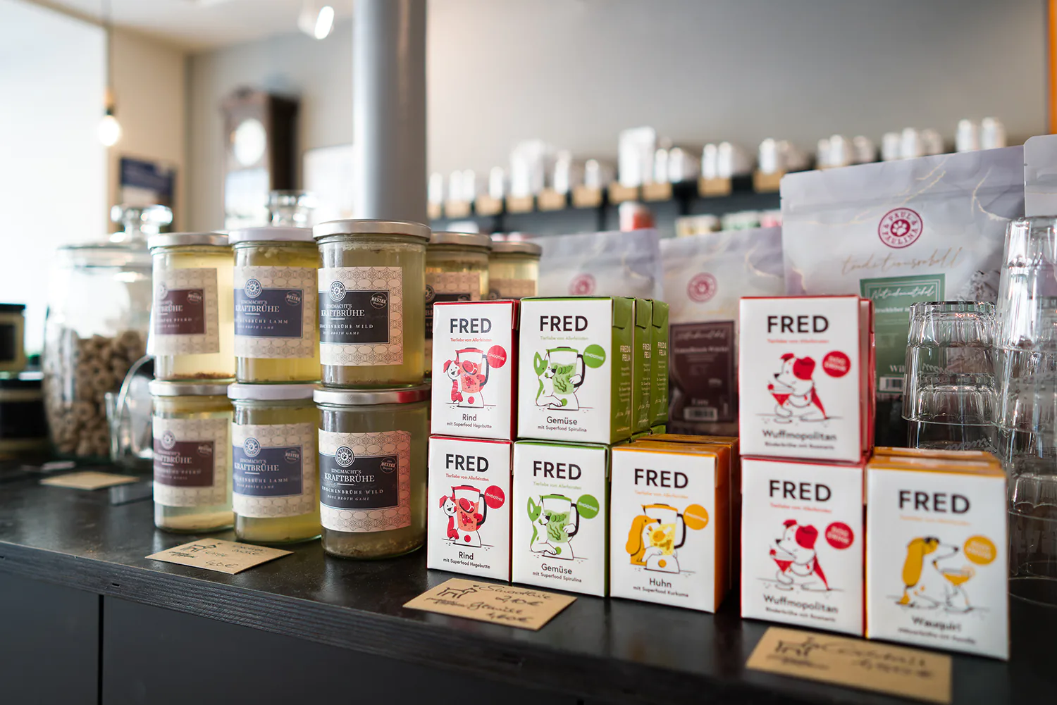 Pudelwohl & Mopsfidel Fachgeschäft für Hunde und Katzen in Weimar. Futter für Hunde und Katzen.