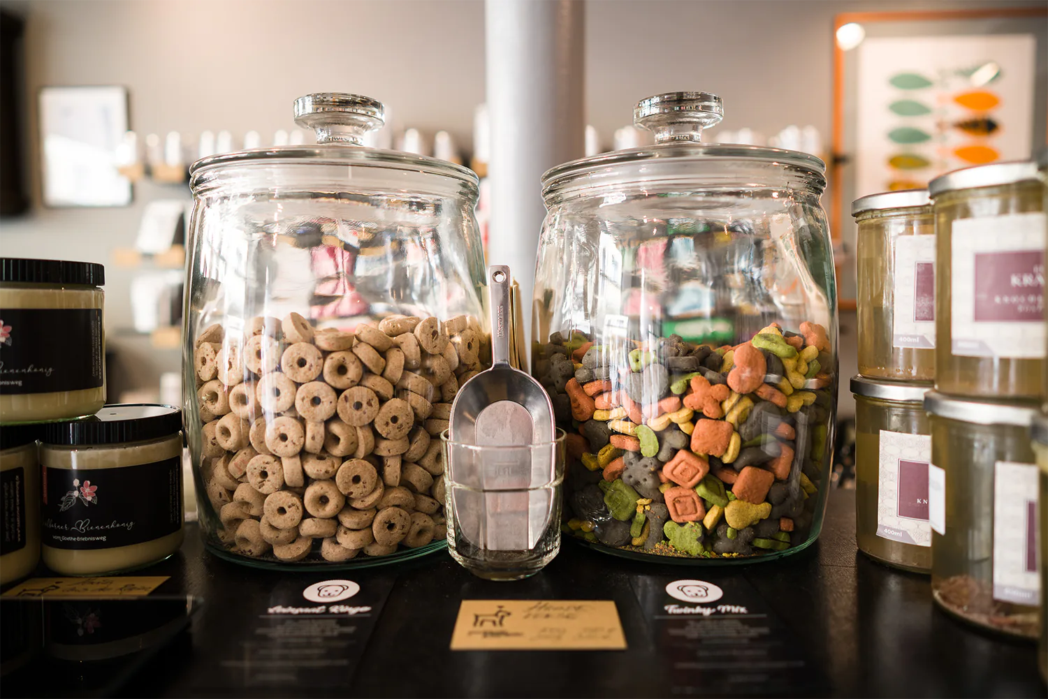 Pudelwohl & Mopsfidel Fachgeschäft für Hunde und Katzen in Weimar. Leckerlies für Hunde und Katzen.