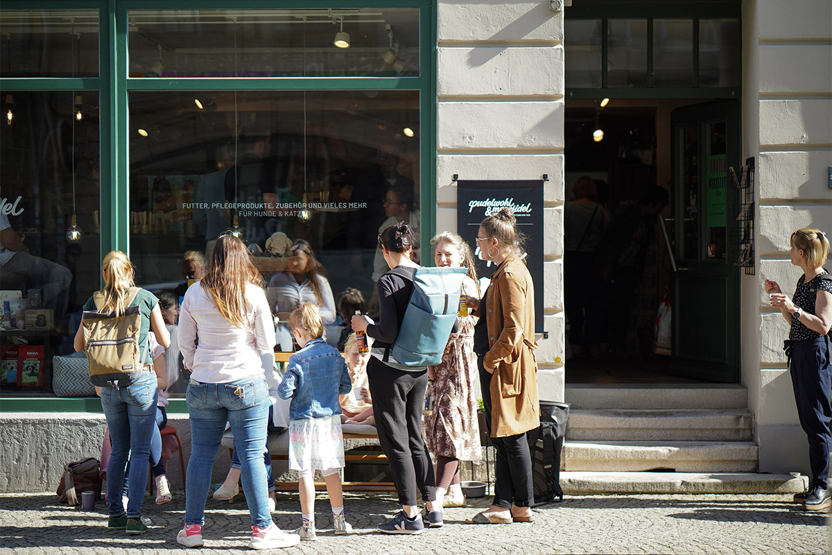 Pudelwohl & Mopsfidel – alles Gute rund ums Tier: Futter, Pflegeprodukte, Zubehör, Spielzeug und vieles mehr im Fachgeschäft für Hunde & Katzen in Weimar / Thüringen.